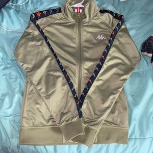 new kappa olive green size (large)not true to size it fits small/medium people!